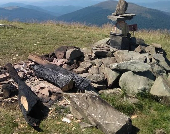 Вандалы срубили и сожгли 8-метровый поклонный крест на горе Полонина Руна 